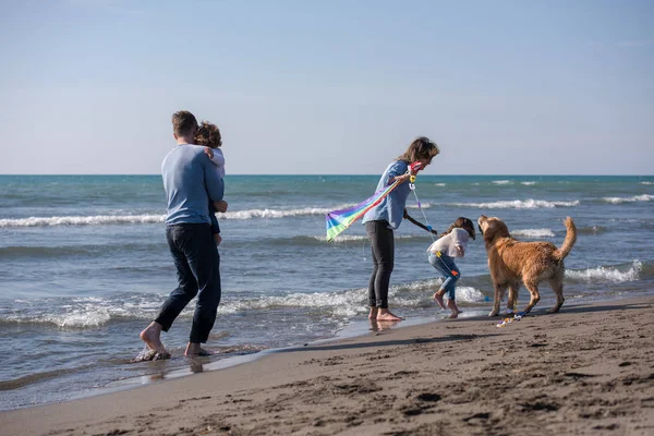 Felice Giovane Famiglia Con Bambini Divertirsi Con Cane Aquilone Spiaggia — Foto Stock