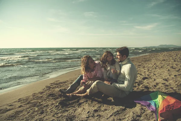 Familie Mit Kleiner Tochter Beim Seifenblasen Basteln Strand Herbst — Stockfoto