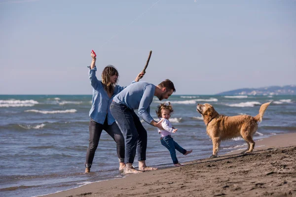 Felice Giovane Famiglia Con Bambini Divertirsi Con Cane Aquilone Spiaggia — Foto Stock