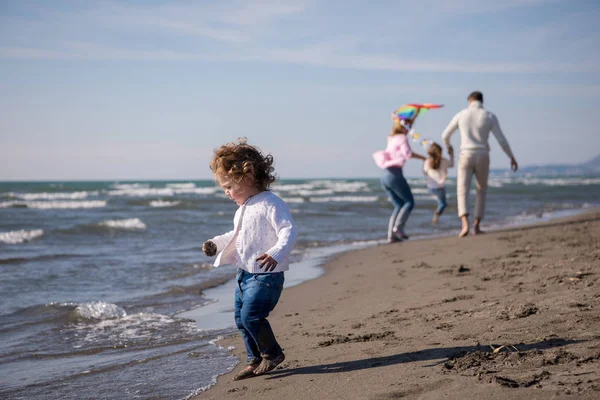 Młoda Rodzina Dziećmi Odpoczynku Zabawy Latawcem Plaży Jesienny Dzień — Zdjęcie stockowe