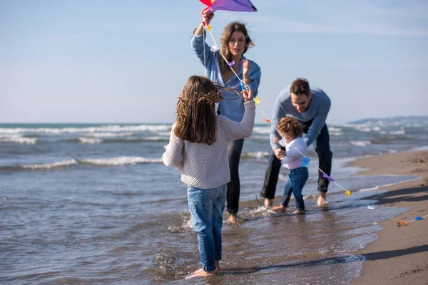 Jong Gezin Met Kinderen Rusten Plezier Hebben Met Een Vlieger Stockfoto