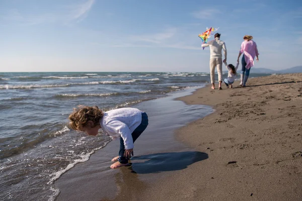 Mladá Rodina Dětmi Odpočívá Baví Drakem Pláži Během Podzimního Dne — Stock fotografie