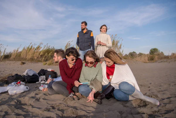 Happy Carefree Young Friends Having Fun Drinking Beer Bonefire Beach — стоковое фото