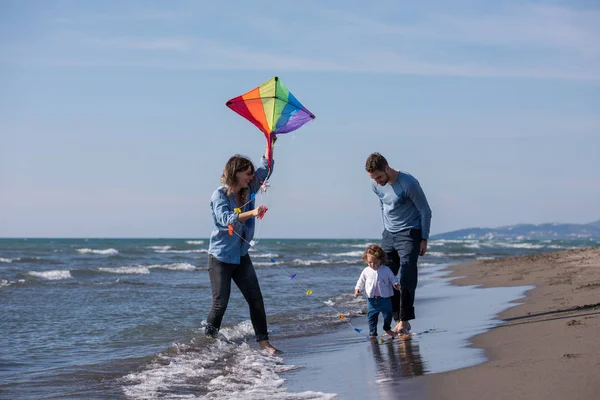 Familia Joven Con Niños Descansando Divirtiéndose Con Una Cometa Playa —  Fotos de Stock