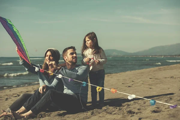 Νεαρή Οικογένεια Παιδιά Ξεκουράζονται Και Διασκεδάζουν Έναν Χαρταετό Στην Παραλία — Φωτογραφία Αρχείου
