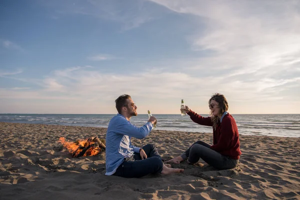 Casal Jovem Relaxando Pelo Fogo Bebendo Uma Cerveja Uma Bebida — Fotografia de Stock