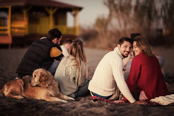 Pareja Joven Disfrutando Con Amigos Alrededor Campfire Playa Atardecer Bebiendo — Foto de Stock