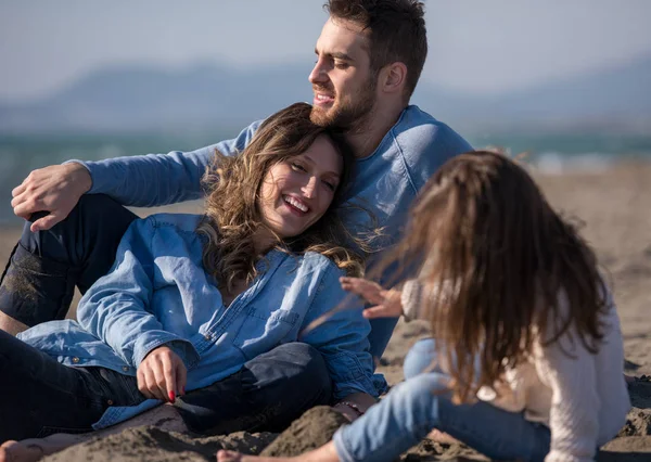 Famille Avec Enfants Reposant Amusant Plage Pendant Journée Automne — Photo