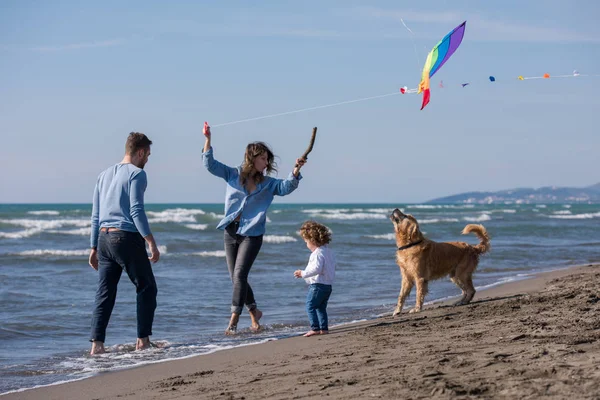 Família Jovem Feliz Com Crianças Divertindo Com Cão Pipa Praia — Fotografia de Stock