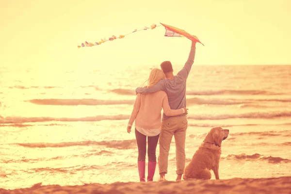 Casal Jovem Divertindo Brincando Com Cachorro Pipa Praia Dia Outono — Fotografia de Stock