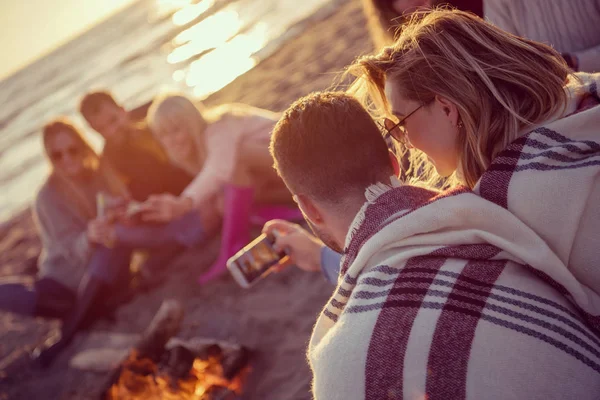 Feliz Despreocupado Jóvenes Amigos Divirtiéndose Bebiendo Cerveza Por Hoguera Playa — Foto de Stock