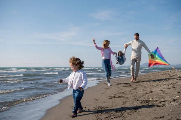 Młoda Rodzina Dziećmi Odpoczynku Zabawy Latawcem Plaży Jesienny Dzień — Zdjęcie stockowe