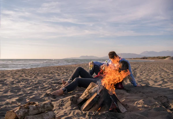 Pareja Joven Relajándose Junto Fuego Bebiendo Una Cerveza Una Bebida — Foto de Stock