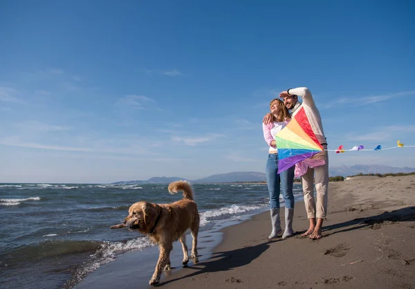 Pareja Joven Divirtiéndose Jugando Con Perro Cometa Playa Día Otoño — Foto de Stock