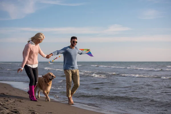 Casal Jovem Divertindo Brincando Com Cachorro Pipa Praia Dia Outono — Fotografia de Stock
