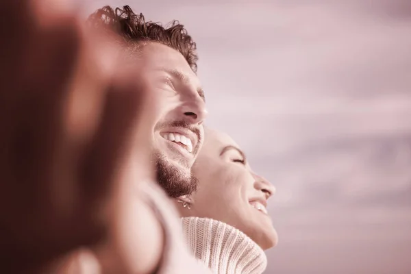 Pareja Joven Divirtiéndose Caminando Abrazándose Playa Durante Otoño Filtro Día — Foto de Stock