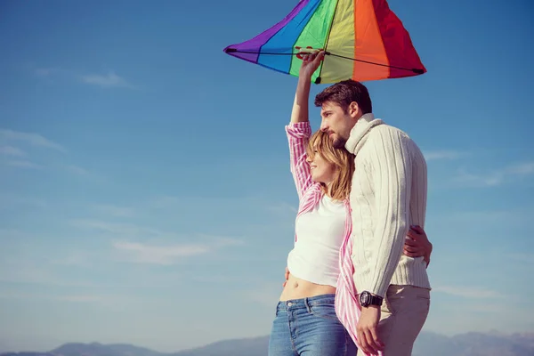 Casal Jovem Divertindo Brincando Com Papagaio Praia Filtro Outono Dia — Fotografia de Stock