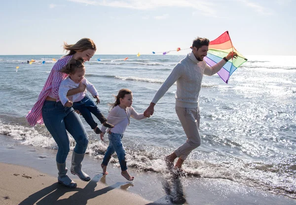 Junge Familie Mit Kindern Ruhen Und Spaß Mit Einem Drachen — Stockfoto