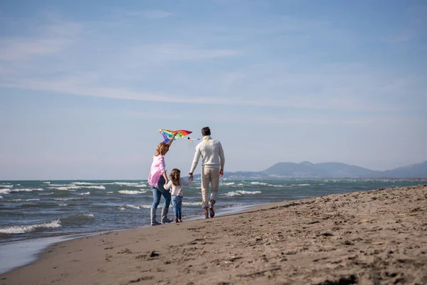Молодая Семья Детьми Отдыхает Веселится Воздушным Змеем Пляже Осенний День — стоковое фото