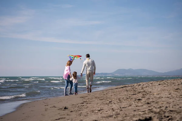 Fiatal Család Gyerekekkel Pihenés Szórakozás Egy Sárkány Strandon Ősszel Nap — Stock Fotó