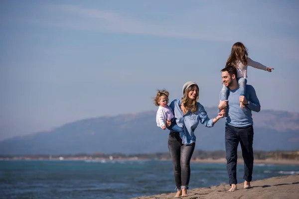 Famiglia Con Bambini Che Riposano Divertono Spiaggia Durante Giornata Autunnale — Foto Stock