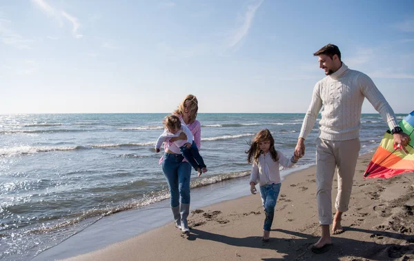 Giovane Famiglia Con Bambini Che Riposano Divertono Con Aquilone Spiaggia — Foto Stock
