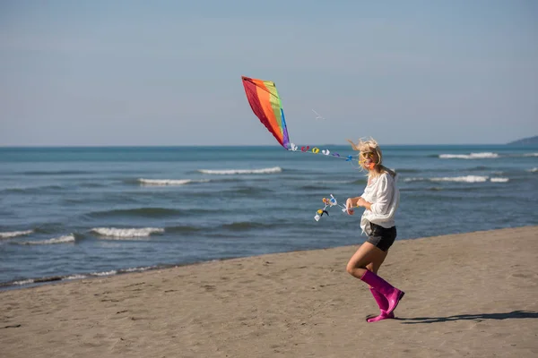 Piękna Młoda Kobieta Zabawia Się Latawcem Plaży Jesienny Dzień — Zdjęcie stockowe