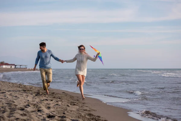 Young Couple Having Fun Playing Kite Beach Autumn Day — Stock Photo, Image