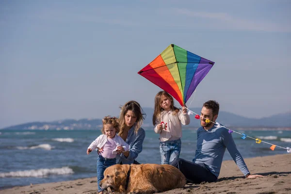 Glad Ung Familj Med Barn Som Har Roligt Med Hund — Stockfoto