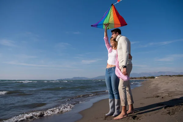 Pareja Joven Divirtiéndose Jugando Con Una Cometa Playa Día Otoño —  Fotos de Stock