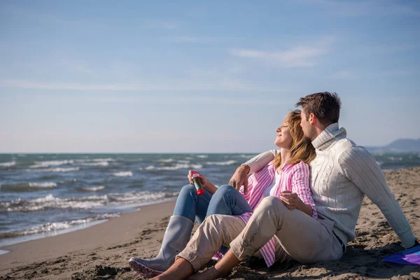 Unga Par Som Har Roligt Och Gör Såpbubblor Stranden Höstdagen — Stockfoto