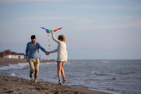 Young Couple Having Fun Playing Kite Beach Autumn Day — Stock Photo, Image