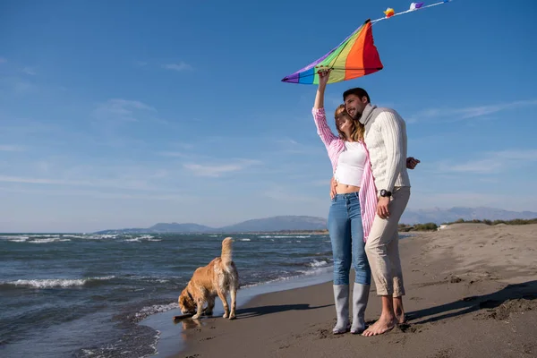 Pareja Joven Divirtiéndose Jugando Con Perro Cometa Playa Día Otoño —  Fotos de Stock