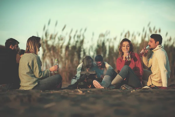 Pareja Joven Disfrutando Con Amigos Alrededor Campfire Playa Atardecer Bebiendo — Foto de Stock