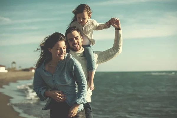 Família Com Crianças Descansando Divertindo Praia Durante Filtro Outono — Fotografia de Stock