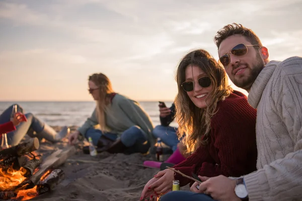 Casal Jovem Curtindo Com Amigos Redor Fogueira Praia Pôr Sol — Fotografia de Stock