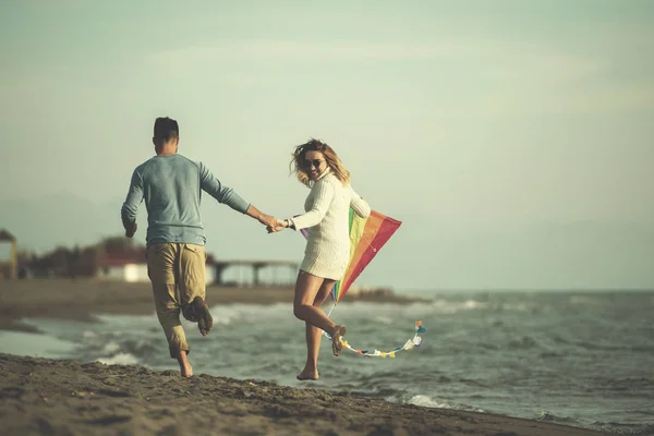 Giovane Coppia Divertirsi Giocare Con Aquilone Sulla Spiaggia Autunno Filtro — Foto Stock