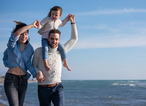 Famiglia Con Bambini Che Riposano Divertono Spiaggia Durante Giornata Autunnale — Foto Stock