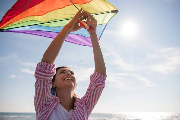 Bella Giovane Donna Diverte Con Aquilone Spiaggia Giorno Autunno — Foto Stock