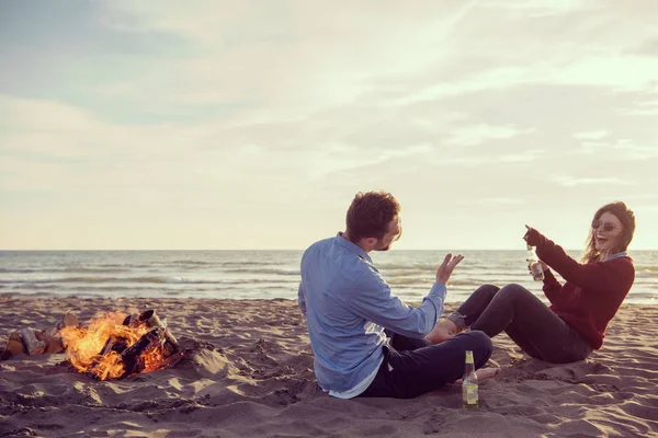 Casal Jovem Relaxando Pelo Fogo Bebendo Uma Cerveja Uma Bebida — Fotografia de Stock