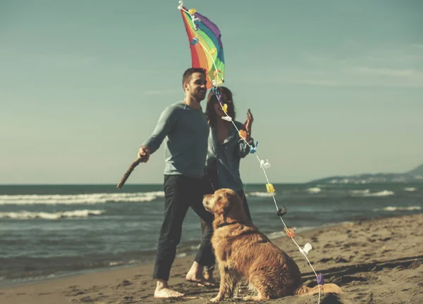 Unga Par Som Leker Med Hund Och Drake Stranden Hösten — Stockfoto