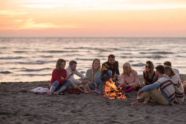 Gruppe Junger Freunde Lagerfeuer Herbststrand Würstchen Grillen Und Bier Trinken — Stockfoto