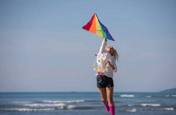 Hermosa Mujer Joven Divirtiéndose Con Una Cometa Playa Día Otoño — Foto de Stock