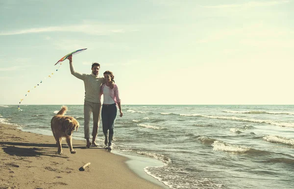 Jong Paar Plezier Spelen Met Een Hond Kite Het Strand — Stockfoto