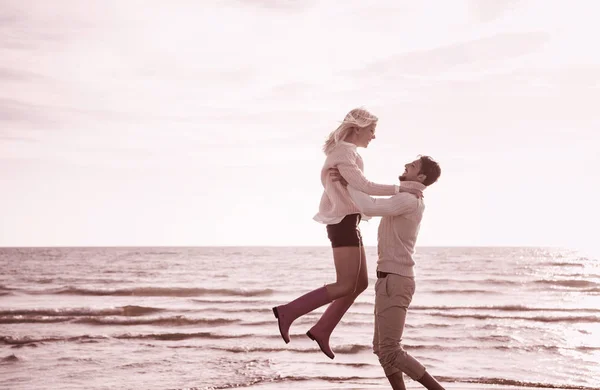 Pareja Joven Divirtiéndose Caminando Abrazándose Playa Durante Otoño Filtro Día —  Fotos de Stock