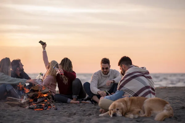 Feliz Despreocupado Jóvenes Amigos Divirtiéndose Bebiendo Cerveza Por Hoguera Playa — Foto de Stock