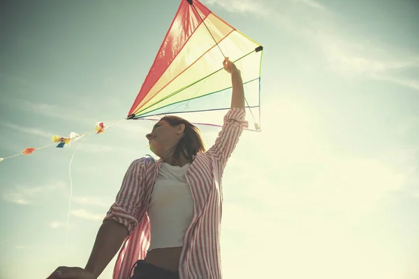 美しい若い女性は秋の日のフィルターでビーチで凧で楽しんでいます — ストック写真