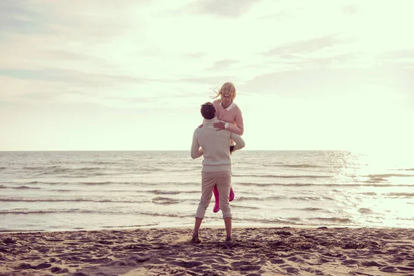 Pareja Joven Divirtiéndose Caminando Abrazándose Playa Durante Otoño Filtro Día — Foto de Stock