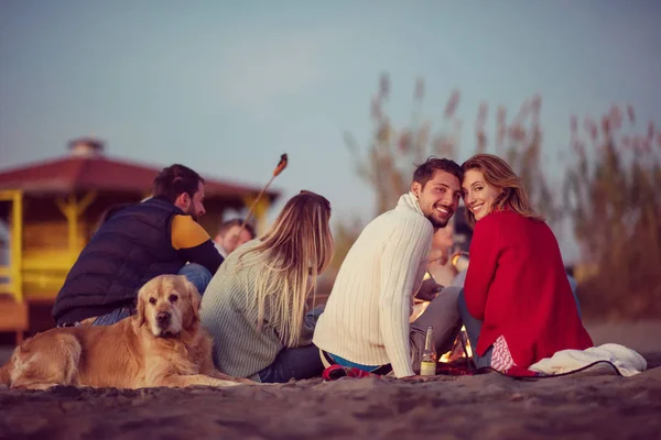 Pareja Joven Disfrutando Con Amigos Alrededor Campfire Playa Atardecer Bebiendo — Foto de Stock