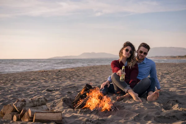 Casal Jovem Relaxando Pelo Fogo Bebendo Uma Cerveja Uma Bebida — Fotografia de Stock